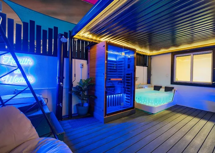 Wellness And Retreat Sleeps 19 Holiday home