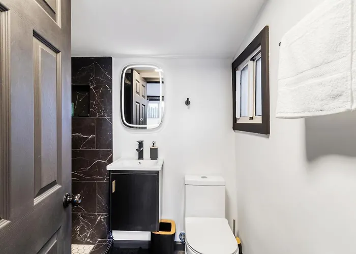 Wellness And Retreat Sleeps 19 Holiday home