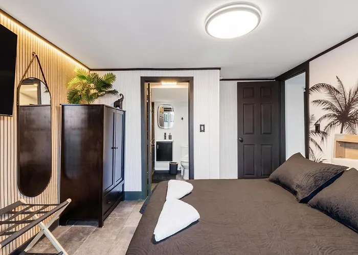 Wellness And Retreat Sleeps 19 Holiday home